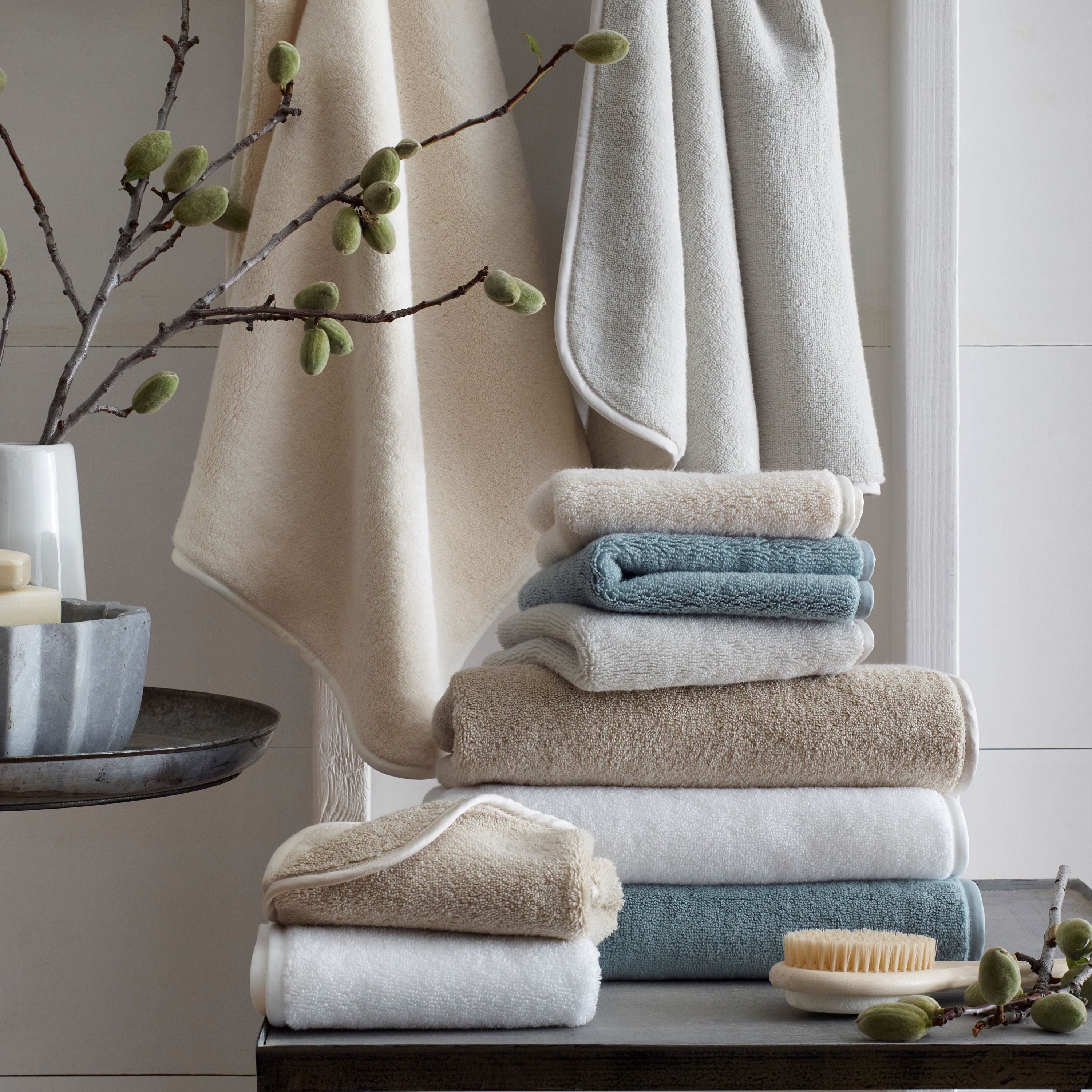Home Treasures Bodrum Bath Towel (White/Brilliance Pink)